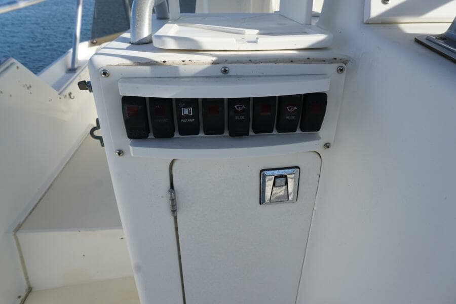 1987 37 Bertram 37 Convertible RIDGEBACK Helm  (1)