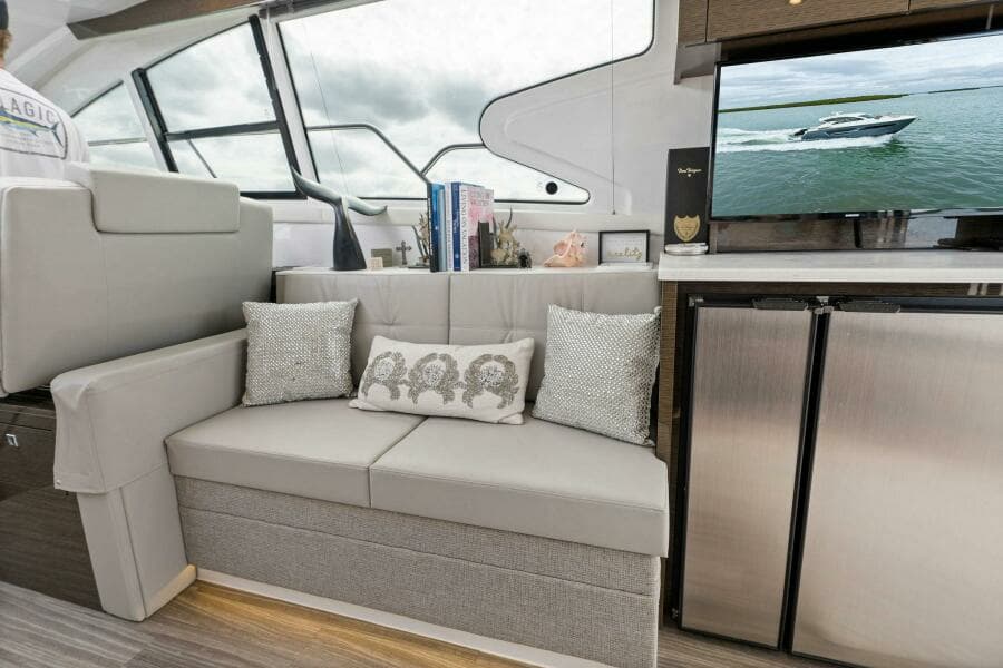 2020 46 Cruisers Cantius - Sweet Caroline - Aft Seating