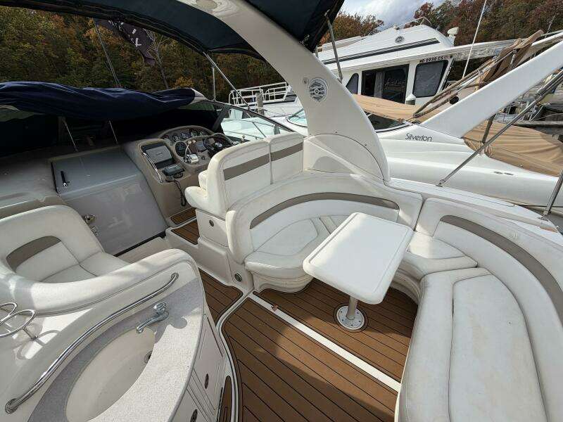 2005 Sea Ray 320 Sundancer