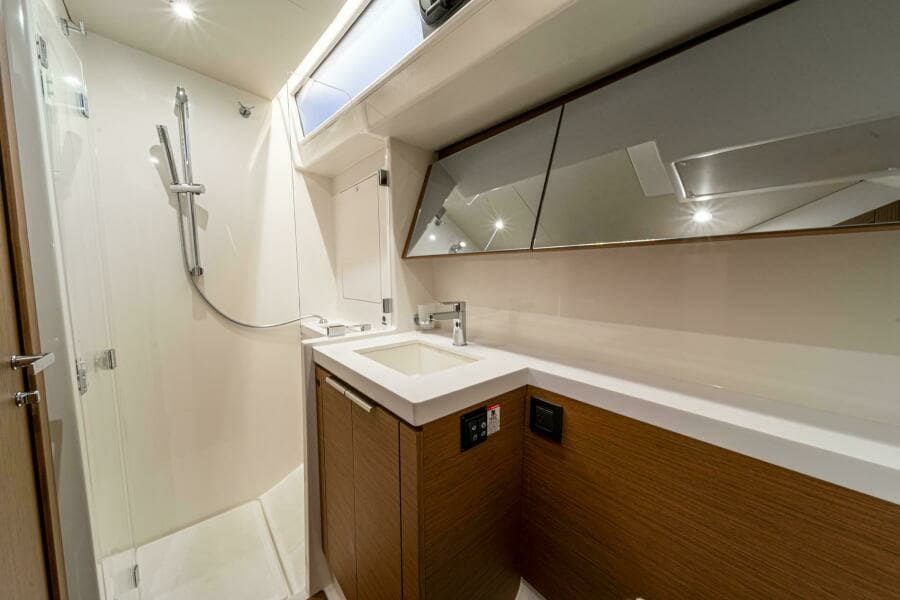 2025 BENETEAU Oceanis Yacht 54