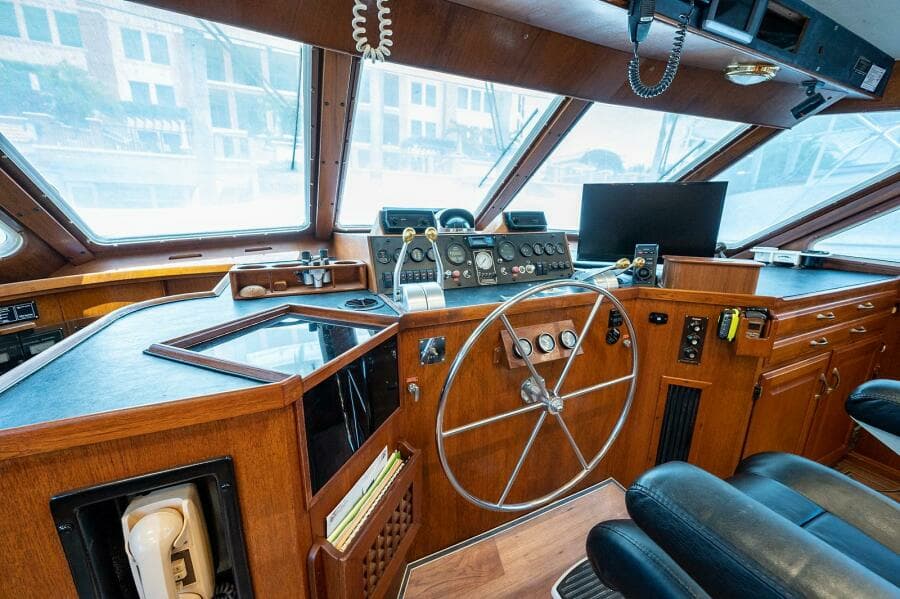 1986 Tollycraft Pilothouse