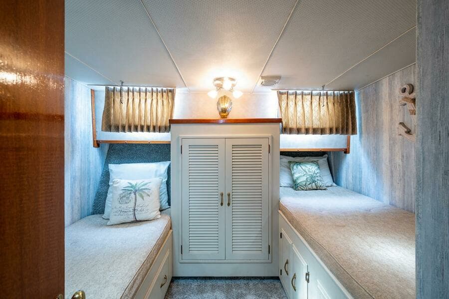 1986 Tollycraft Pilothouse