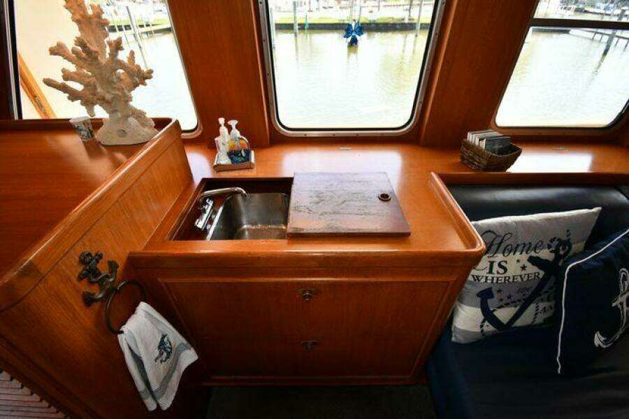 1986 Lowland 64 Pilot House Long Range Motor Yacht