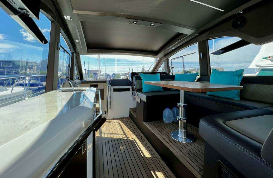 Salon_marble_counter