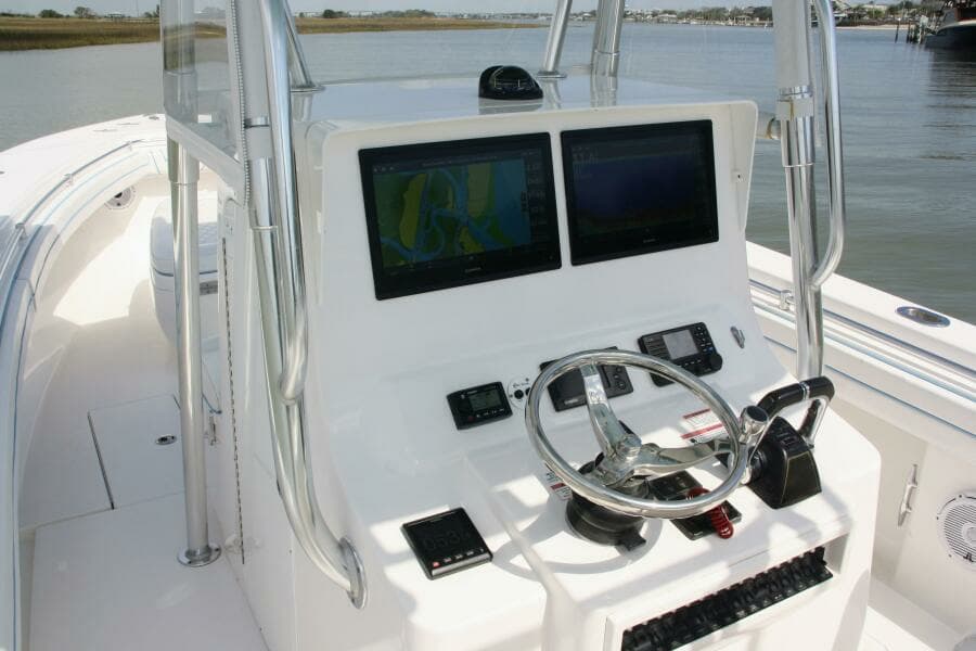 32 Contender 32ST- Helm