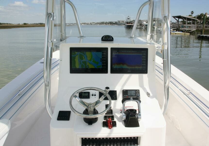 32 Contender 32ST- Helm