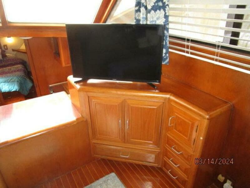 48' Camargue salon entertainment center