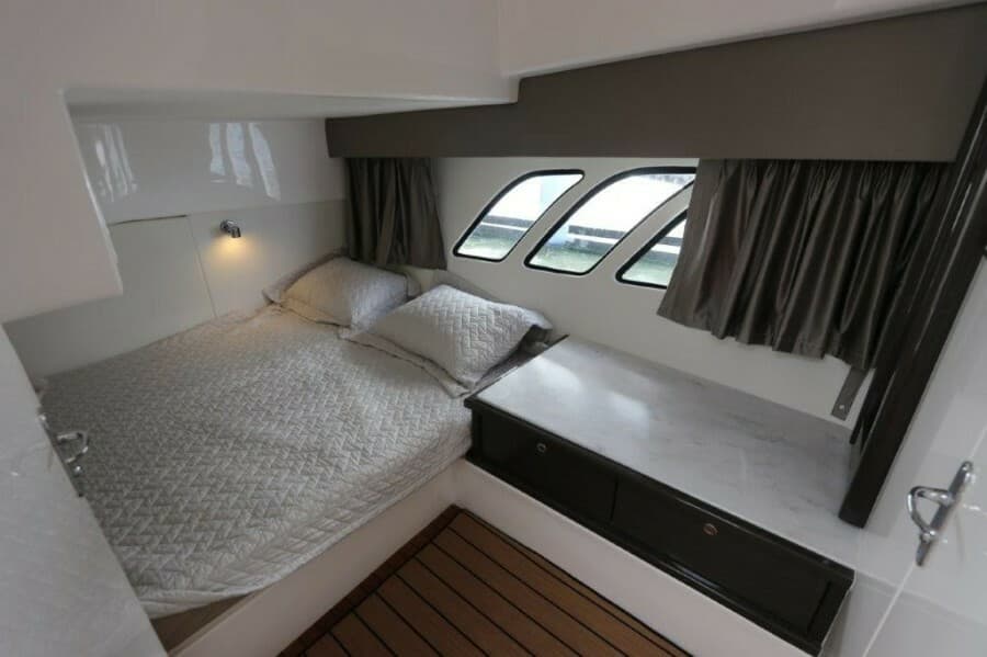 2019 Intrepid 475 Sport Yacht