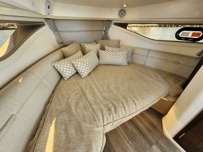 2021 Sea Ray 320 Sundancer