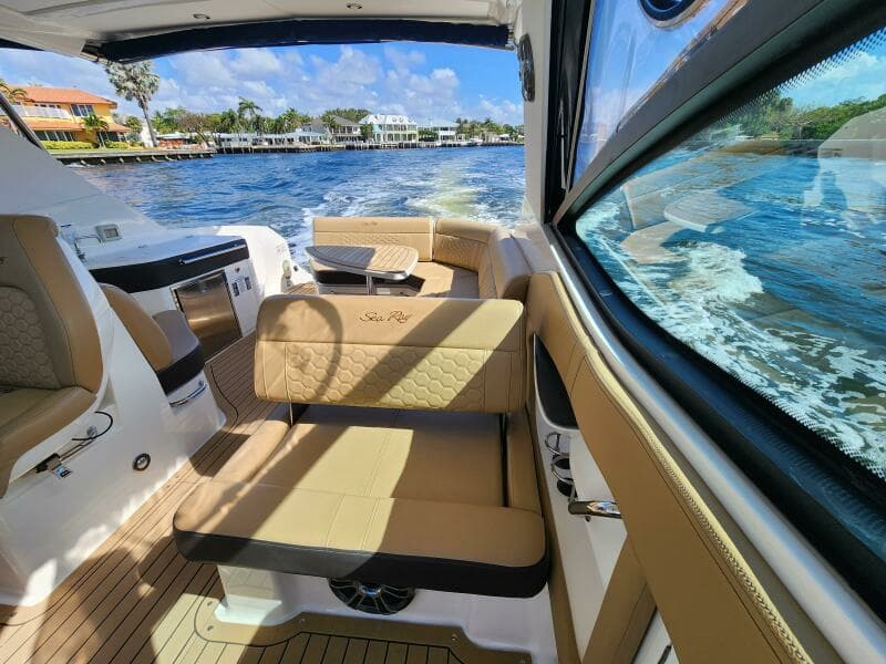 2021 Sea Ray 320 Sundancer