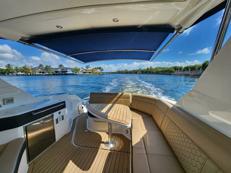 2021 Sea Ray 320 Sundancer