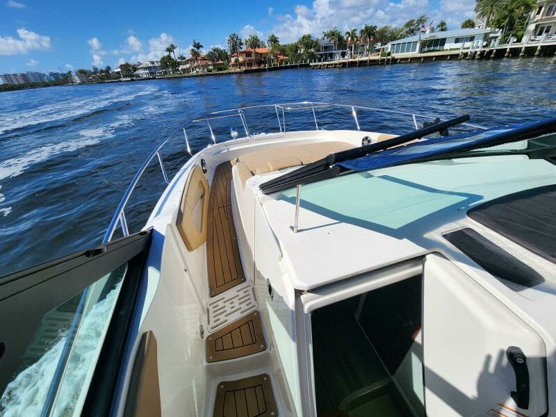 2021 Sea Ray 320 Sundancer