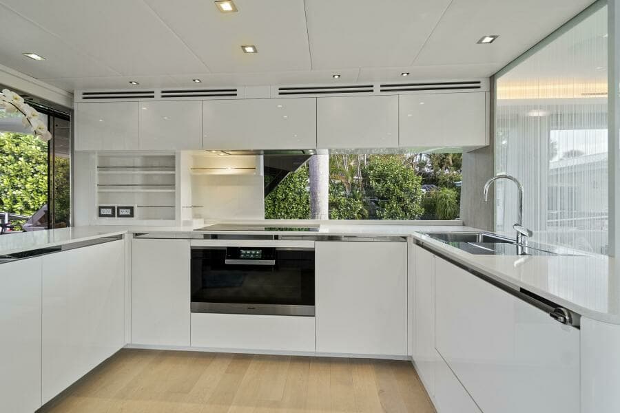 2021 Monte Carlo Yachts MCY 76 Skylounge