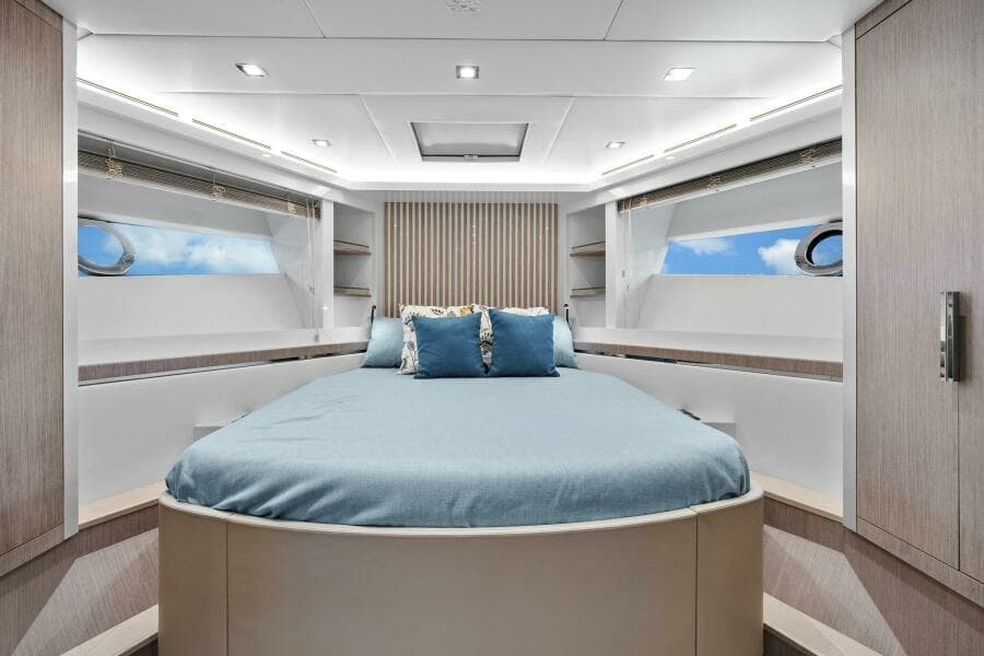 2021 Monte Carlo Yachts MCY 76 Skylounge