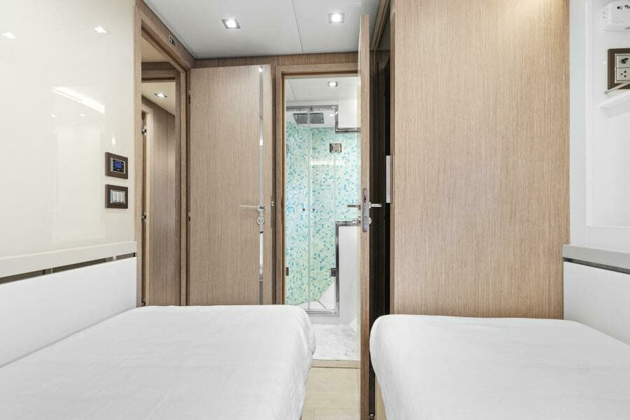 2021 Monte Carlo Yachts MCY 76 Skylounge