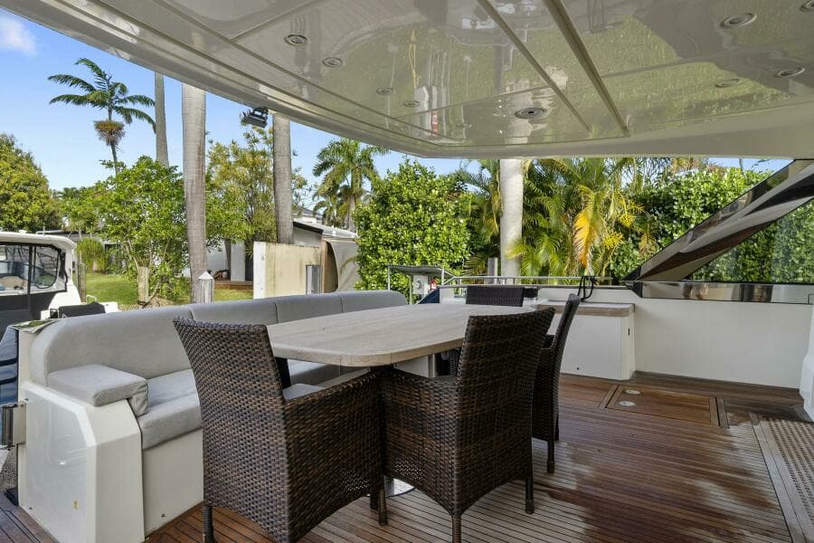 2021 Monte Carlo Yachts MCY 76 Skylounge