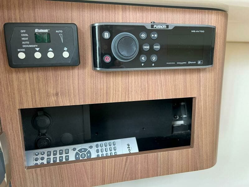 2017 Boston Whaler 285 Conquest