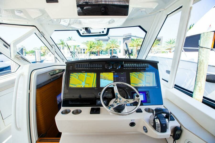 2019 Boston Whaler 380 Realm
