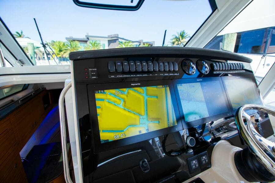 2019 Boston Whaler 380 Realm