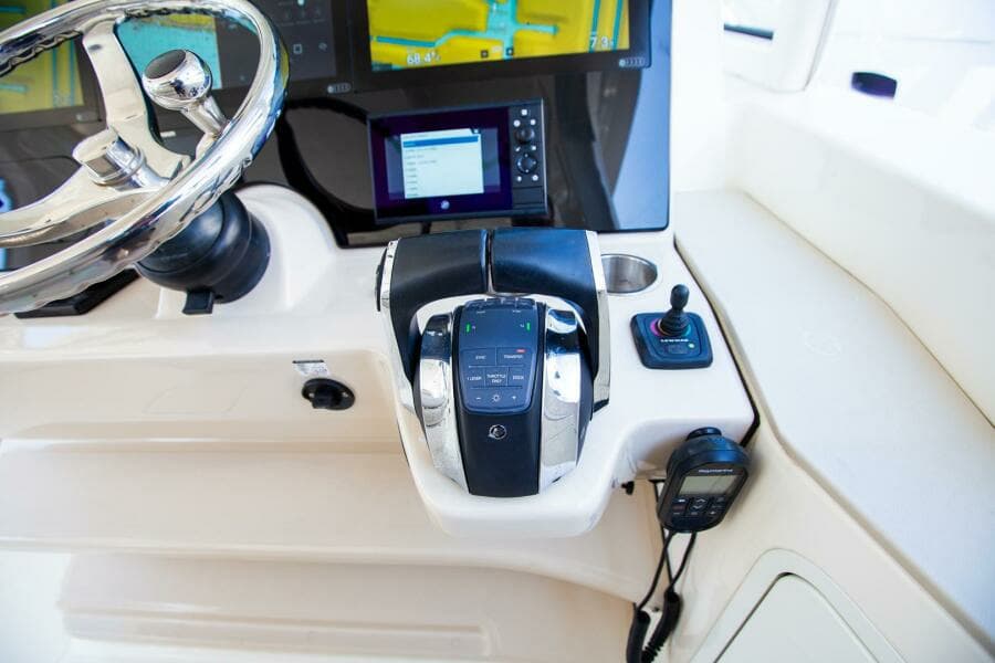 2019 Boston Whaler 380 Realm