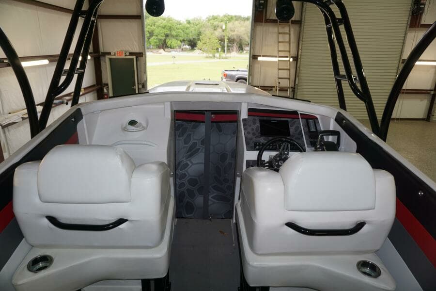 1998 32 Active Thunder 32 CC Ms. Rita Helm Seating (6)