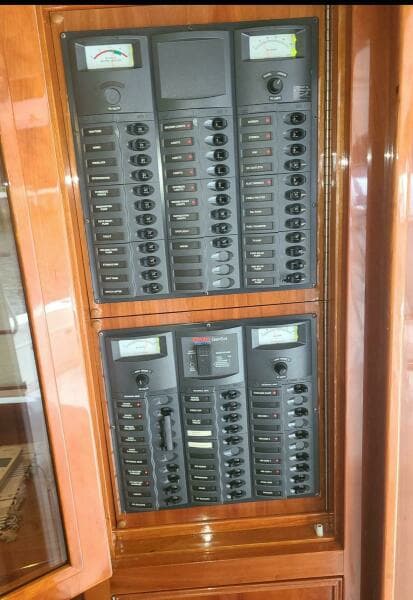 2009 Riviera 47 Enclosed Flybridge Series II