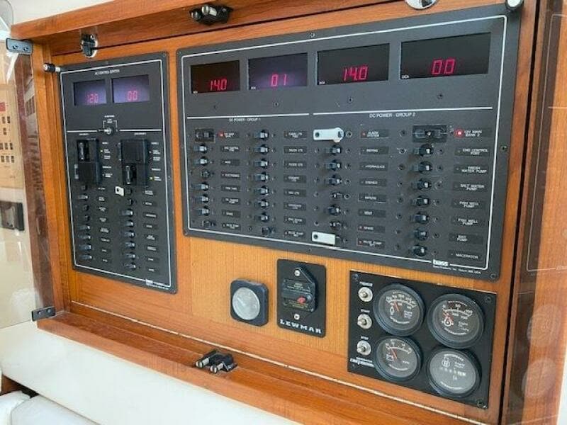 2000 Cabo 35 Express