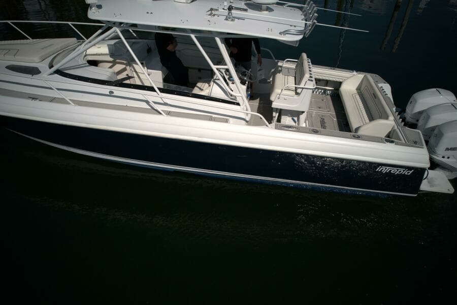 2002 Intrepid 377 Walkaround Cuddy