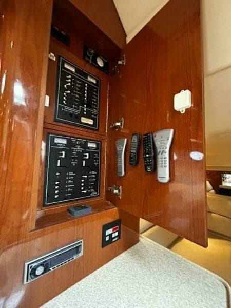 2005 Regal 3560 Commodore