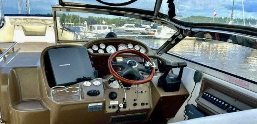 2005 Regal 3560 Commodore