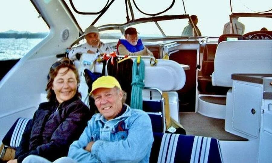 2005 Regal 3560 Commodore