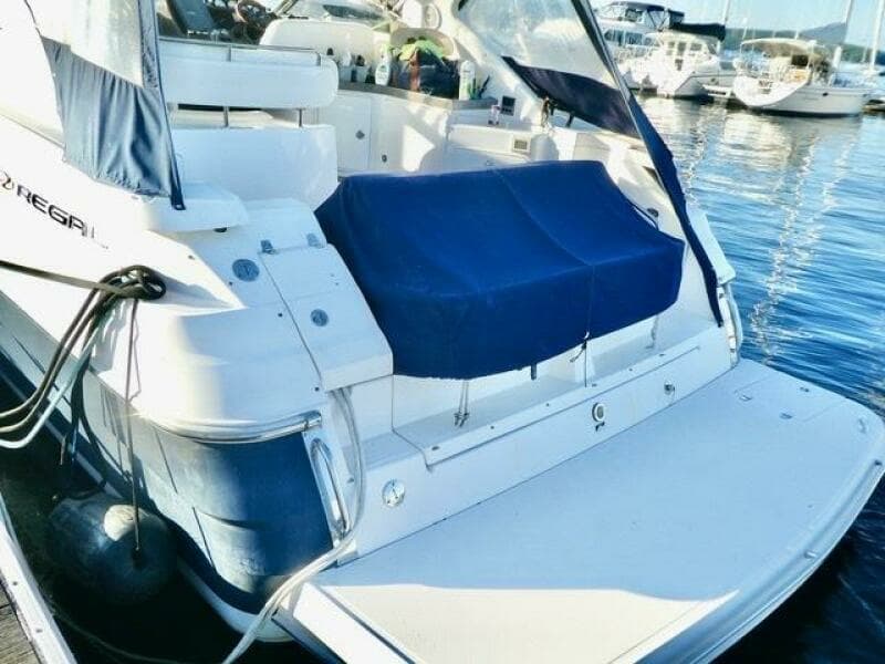 2005 Regal 3560 Commodore