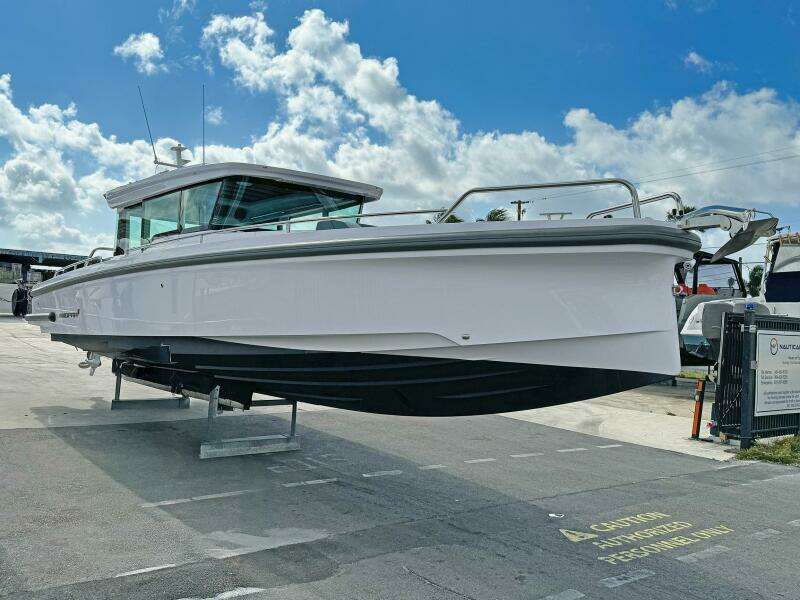 2024 Axopar 37XC CROSS CABIN