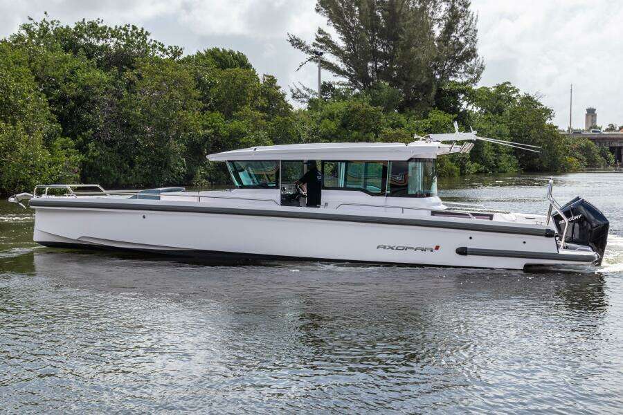 2024 Axopar 37XC CROSS CABIN