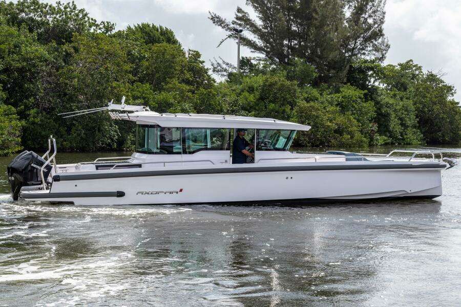 2024 Axopar 37XC CROSS CABIN