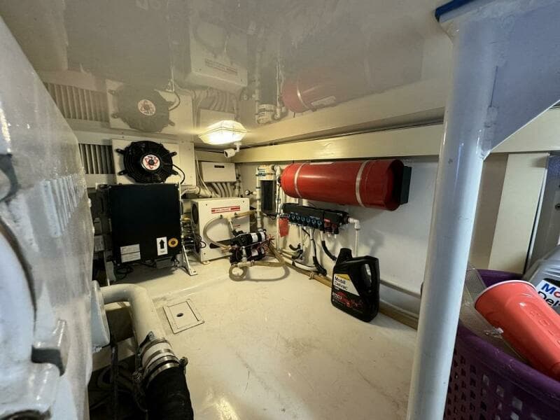 2006 45 Viking Convertible Engine Room