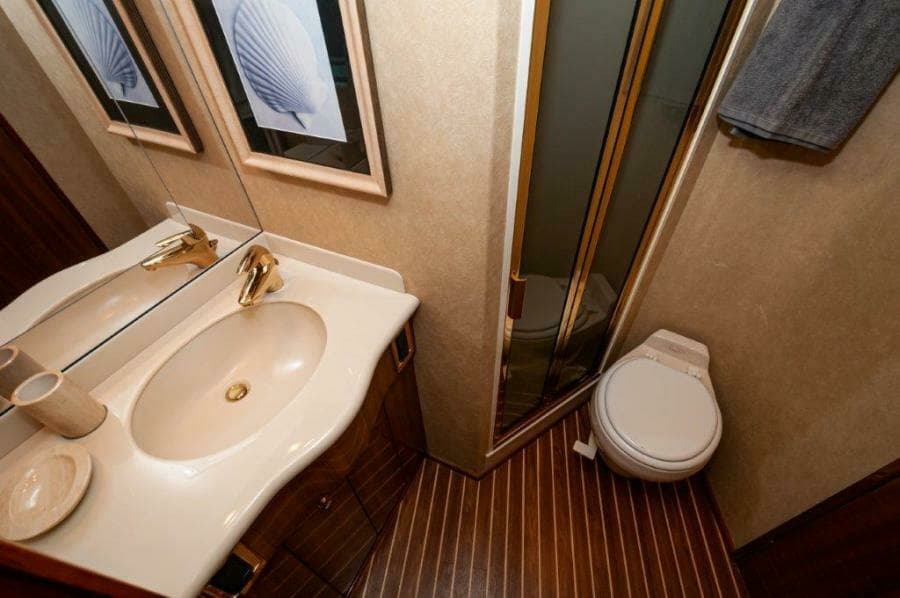 2006 45 Viking Convertible VIP Head (2)