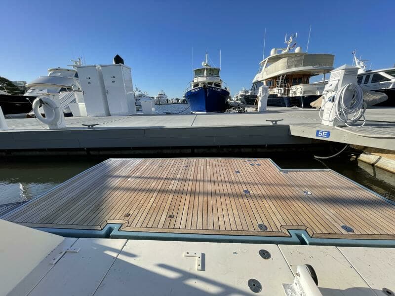 2006 Mochi Craft 74' Dolphin