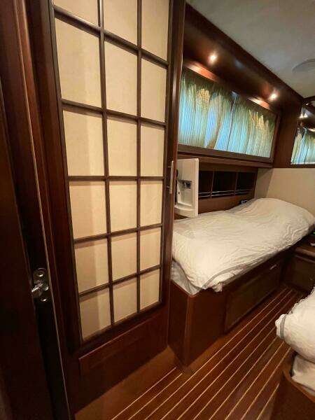 2006 Mochi Craft 74' Dolphin