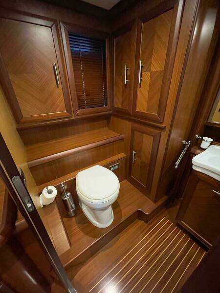 2006 Mochi Craft 74' Dolphin