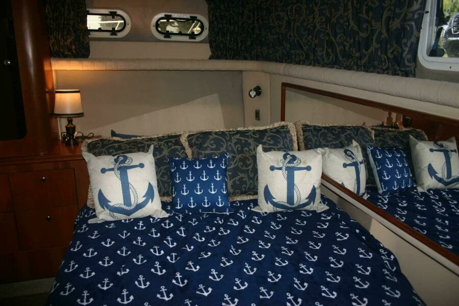 2001 Cruisers Yachts 3750 Motor Yacht