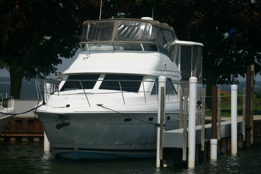 2001 Cruisers Yachts 3750 Motor Yacht