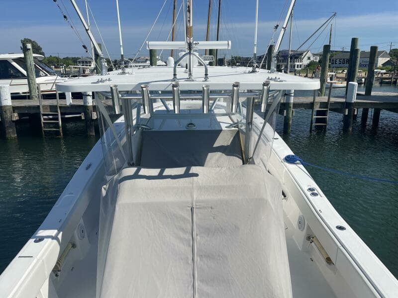 2018 Invincible 42 Center Cabin