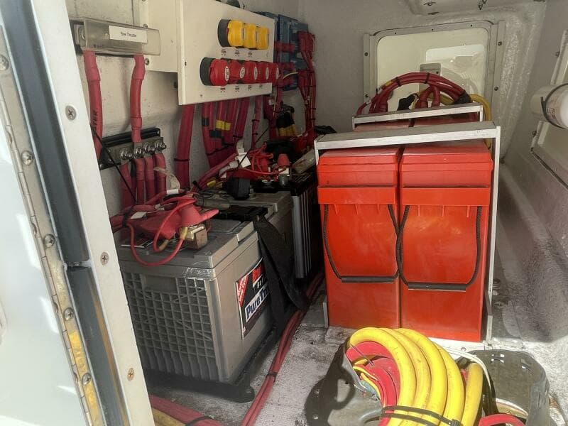 2018 Invincible 42 Center Cabin