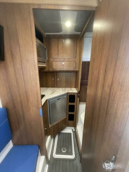 2018 Invincible 42 Center Cabin