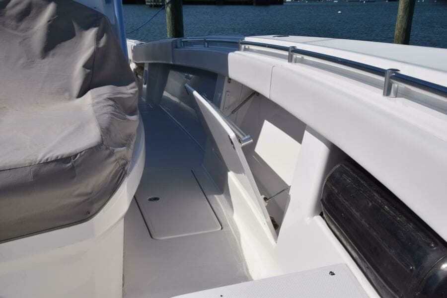 2018 Invincible 42 Center Cabin