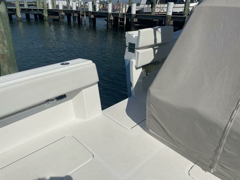 2018 Invincible 42 Center Cabin