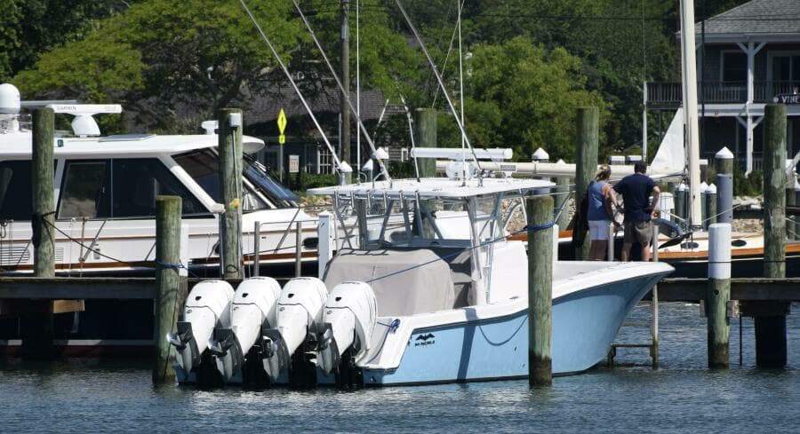 2018 Invincible 42 Center Cabin