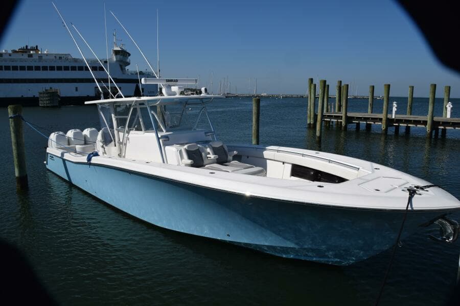 2018 Invincible 42 Center Cabin