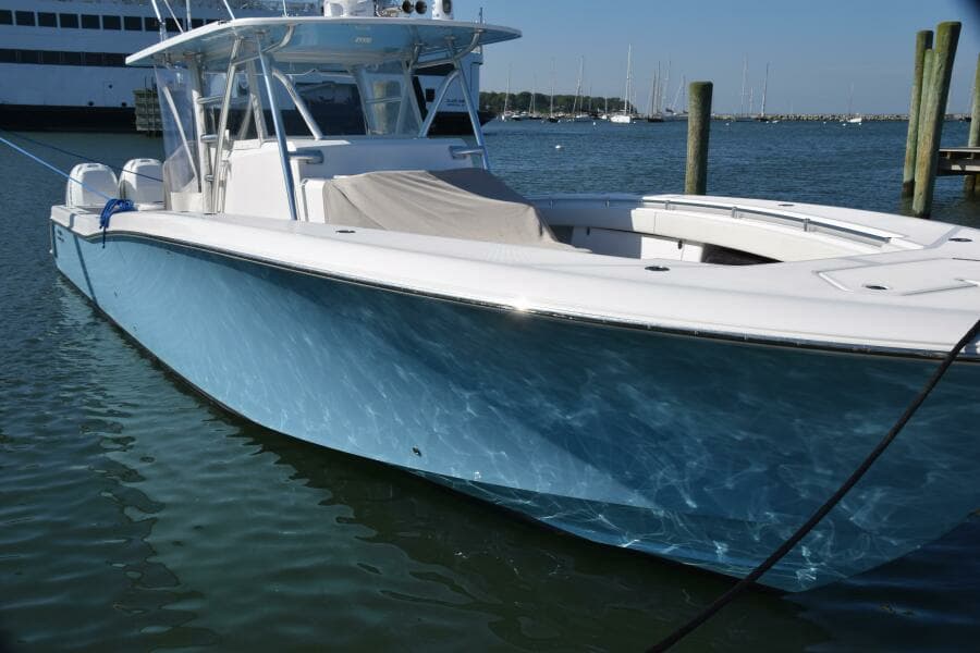 2018 Invincible 42 Center Cabin